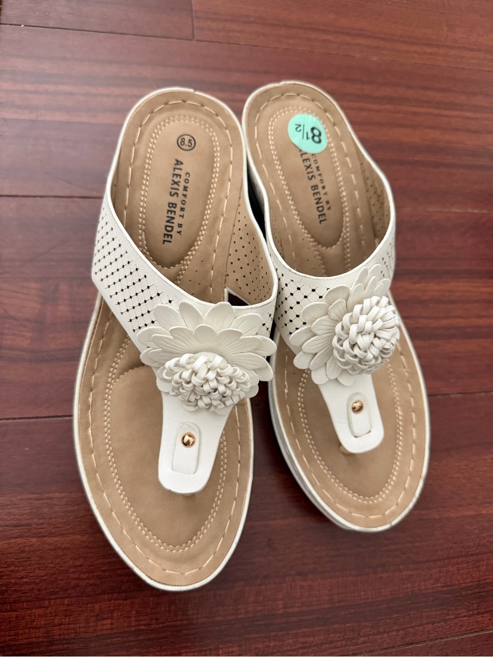 Brand New Alexis Bendel White Floral Thong Sandals size 8.5
